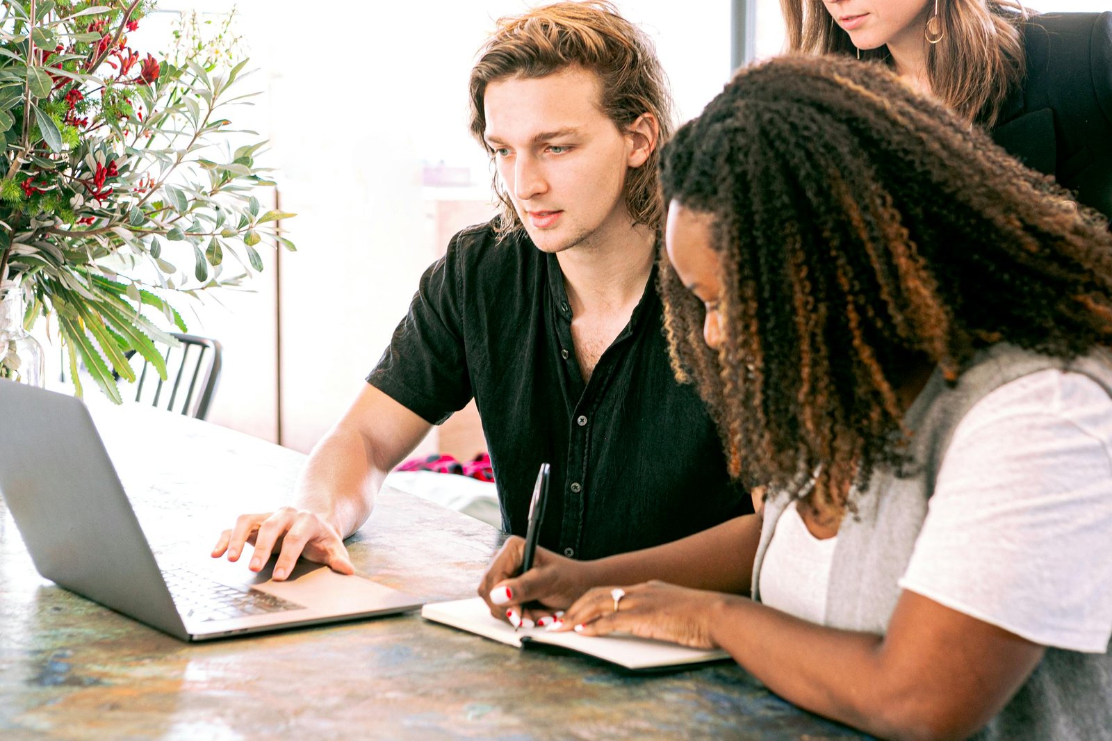 des jeunes devant un ordinateur